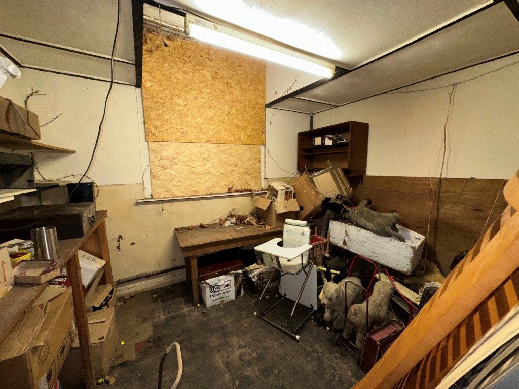 Lot: 227 - THREE-BEDROOM OLD SCHOOL UNIT WITH POTENTIAL - First Room in additional accommodation